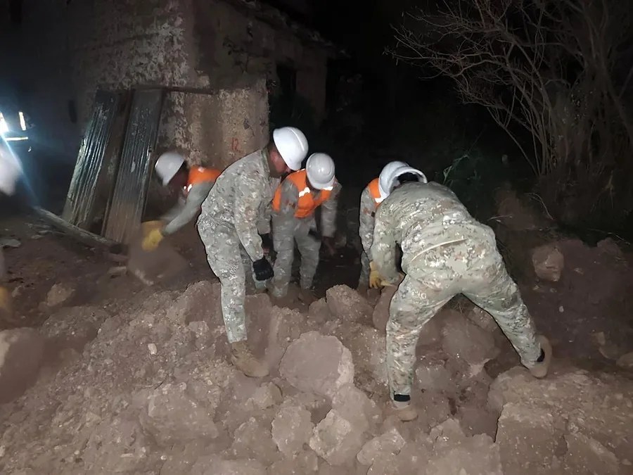 Fotografía cedida este domingo por el Ministerio de Defensa de Perú que muestra a integrantes de las Fuerzas Armadas removiendo escombros tras un sismo en la provincia de Chupaca, en la región de Junín (Perú). EFE/ Ministerio de Defensa de Perú