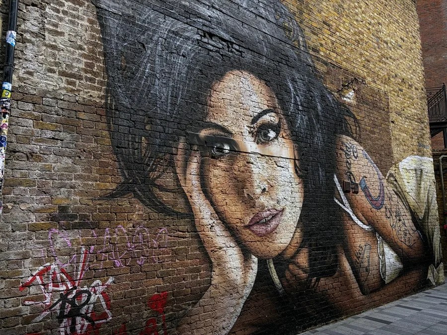 Con la muerte de Amy Winehouse hace quince años, la música británica quedó huérfana de una de las voces más singulares de su historia