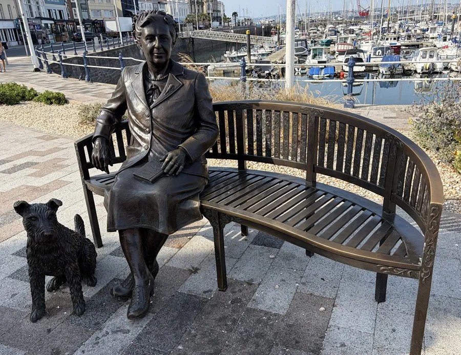 Escultura en honor de Agatha Christie en su localidad natal, Torquay.
