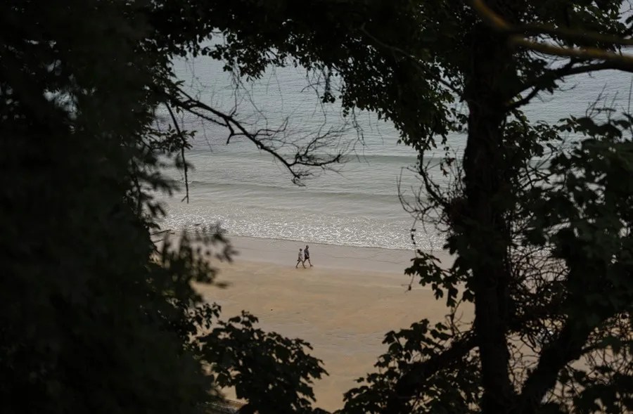 Bañistas y paseantes en la playa de la Concha de San Sebastián
