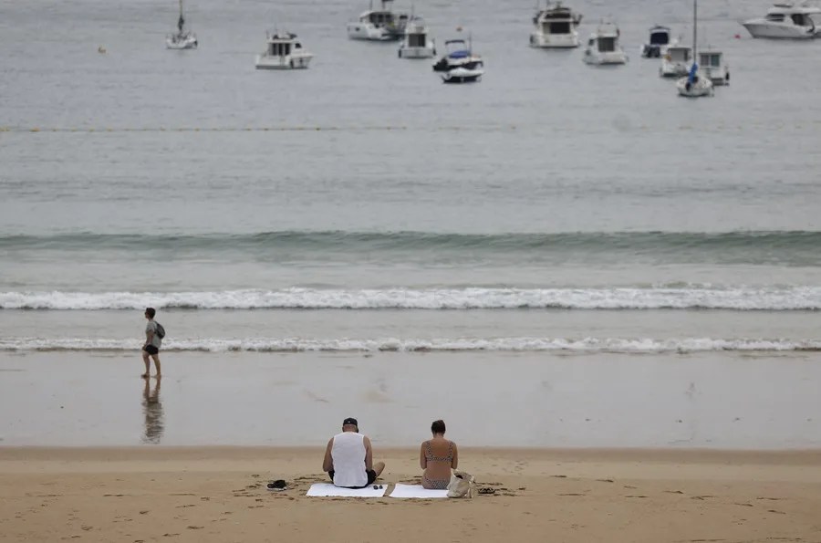 Bañistas y paseantes en la playa de la Concha de San Sebastián.