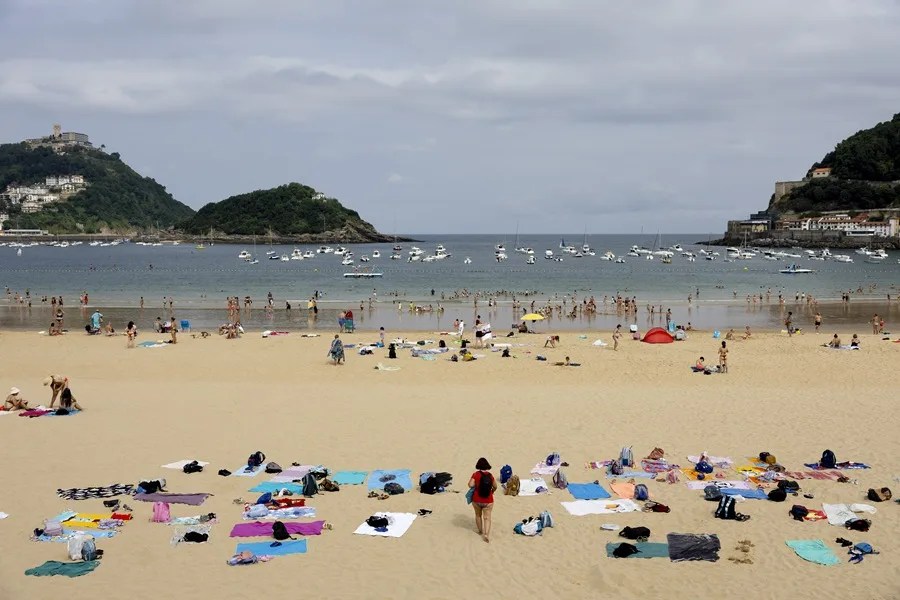 Bañistas en la playa de la Concha de San Sebastián