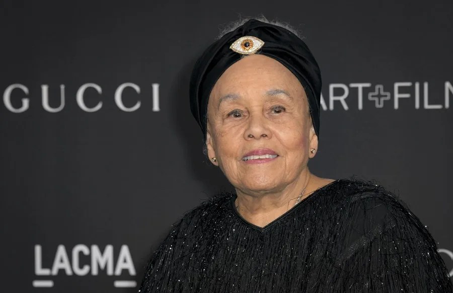 Muere Betye Saar, la artista que exploró la dolorosa historia del racismo en Estados Unidos