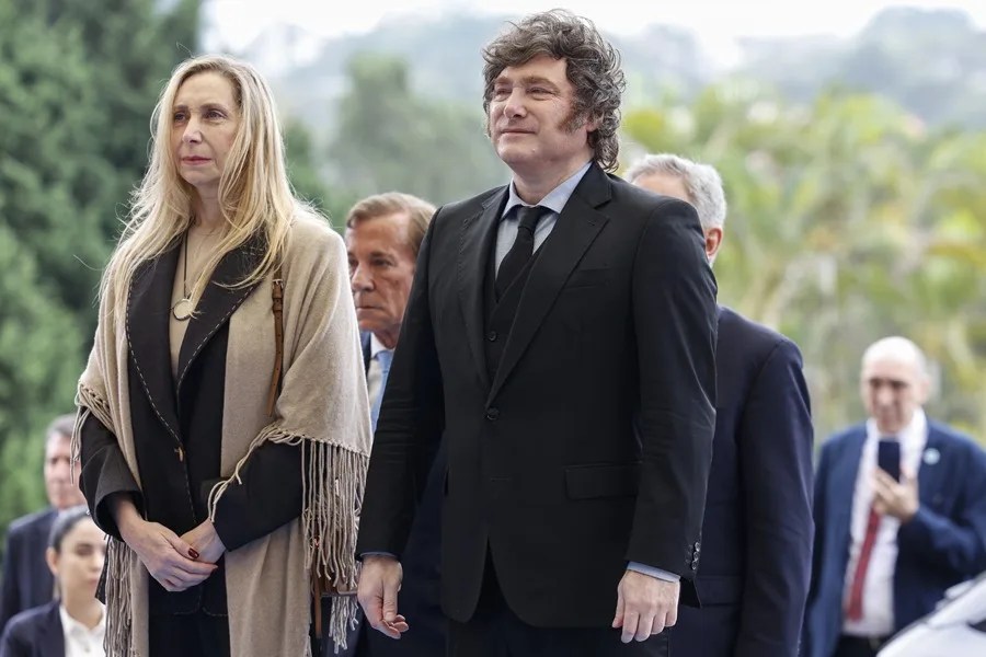 Milei es condecorado en Brasil antes del lanzamiento de la candidatura de Flávio Bolsonaro