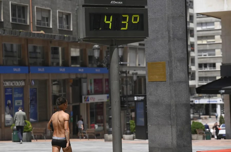 Un hombre semidesnudo pasea por el centro de Oviedo
