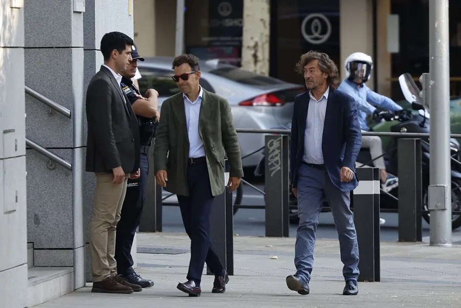 El juez Santiago Pedraz (d) llega este martes a la Audiencia Nacional.