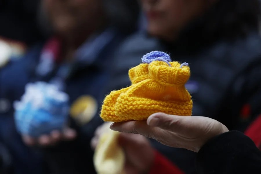 "No quiero morirme sin saber", el clamor de las víctimas de adopciones ilegales de Chile