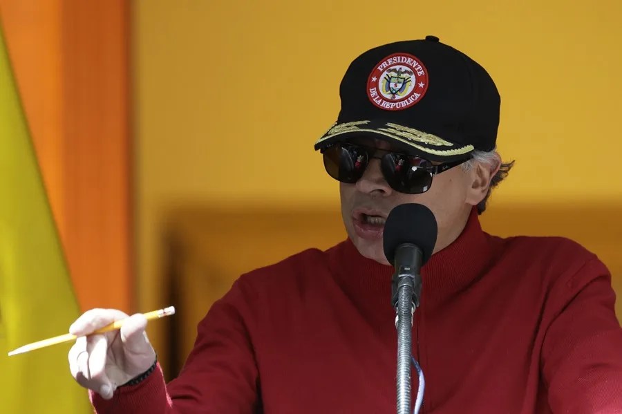 El presidente Petro insiste en prohibir el uso de instalaciones militares para la posesión de Abelardo de la Espriella