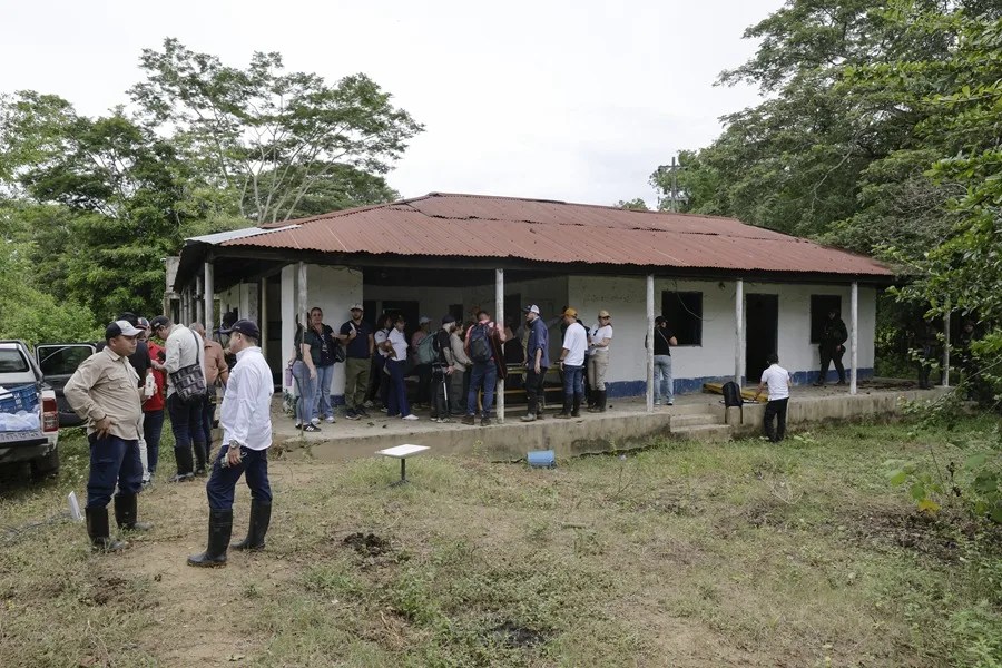 Campesinos ven esperanza sobre las huellas del despojo paramilitar en una hacienda de Colombia