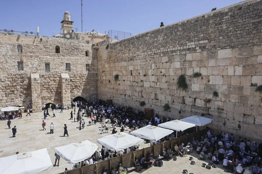 Más de 3.200 colonos israelíes, escoltados por la Policía, visitaron desde la madrugada de este jueves el complejo de la Mezquita de Al Aqsa, en Jerusalén