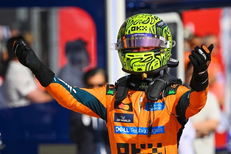 El piloto de McLaren Lando Norris de Gran Bretaña celebra tras ganar el Gran Premio de Hungría de Fórmula Uno.