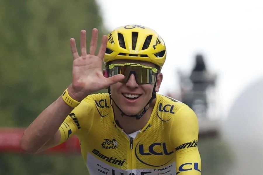 El ciclista esloveno Tadej Pogacar celebra su quinta victoria en el Tour de Francia.