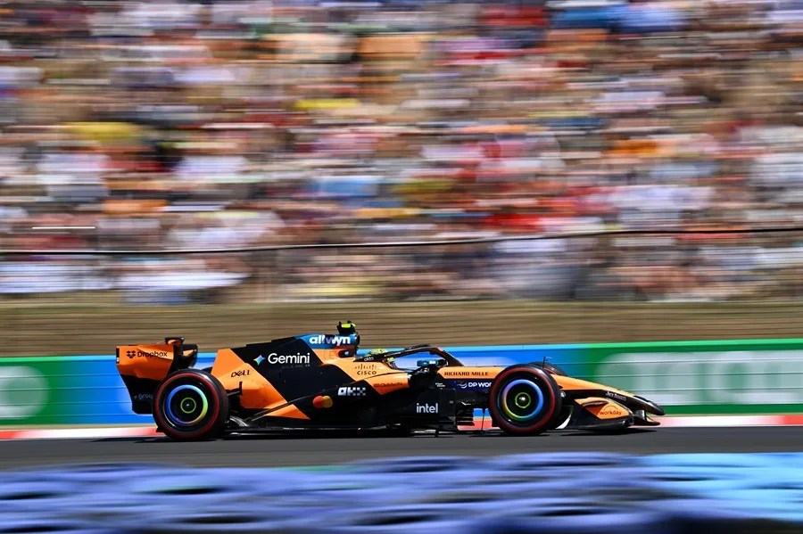 El piloto de McLaren Lando Norris participa en la tercera sesión de entrenamientos libres del Gran Premio de Hungría de Fórmula Uno