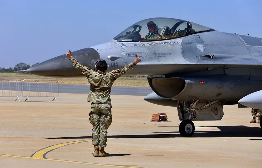 Fotografía de archivo de un avión de combate supersónico monomotor F-16 Falcon de la Fuerza Aérea de los Estados Unidos de América en la base aérea de Yelahanka, en Bangalore (India). EFE/EPA/JAGADEESH NV