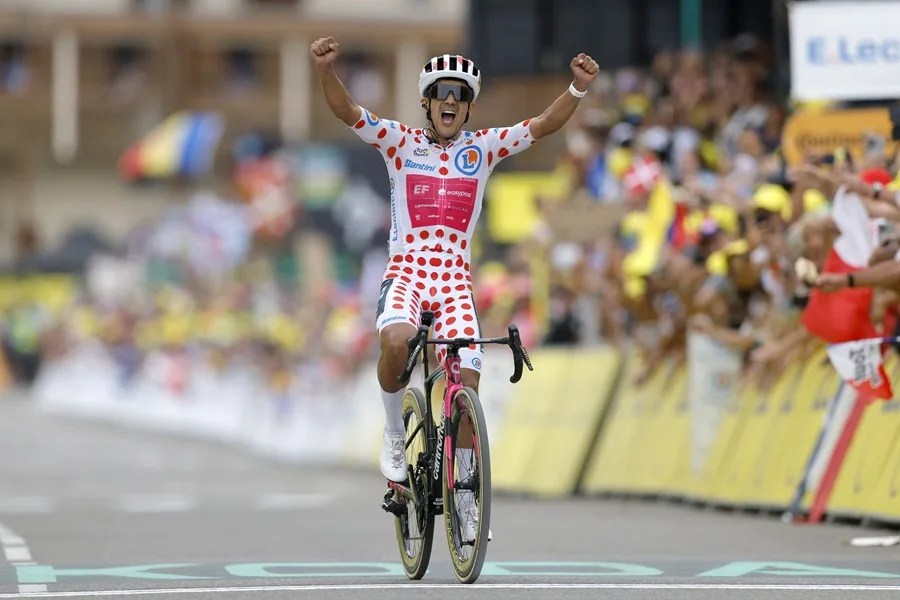 El ciclista ecuatoriano Richard Carapaz vistiendo el maillot a lunares de líder de la montaña