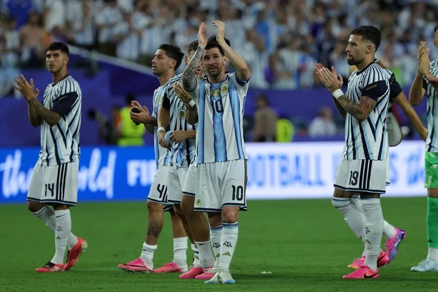 Lionel Messi de Argentina (C) y sus compañeros saludan a los aficionados tras la victoria de Argentina contra Cabo Verde en el partido de dieciseisavos de final de la Copa Mundial de la FIFA 2026, en Miami, Florida. EFE/EPA/CRISTOBAL HERRERA-ULASHKEVICH