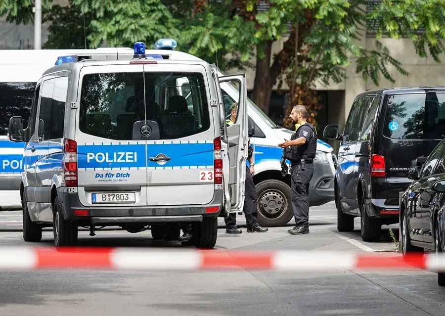 Agentes de policía tras el registro de un apartamento anoche, cerca del lugar donde un vehículo arrolló a una multitud cuando se celebraba el fin de fiesta del Día del Ogullo LGBTI en Berlín, Alemania.