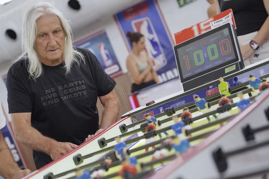 El futbolín, una afición que forja vínculos y que no distingue de lugares, edad ni sexo