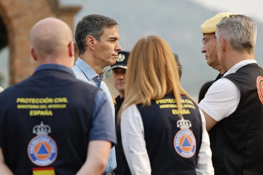 El presidente del Gobierno, Pedro Sánchez (2i) visita este sábado el puesto de mando avanzado ubicado en Cenicientos, Madrid.