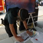 Miembros de la Guardia Civil siguen la evolución del incendio de la sierra oeste de la Comunidad de Madrid desde el Puesto de Mando Avanzado (PMA) ubicado en la localidad madrileña de Cenicientos.
