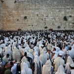Más de 3.00 colonos israelíes rezan en Al Aqsa