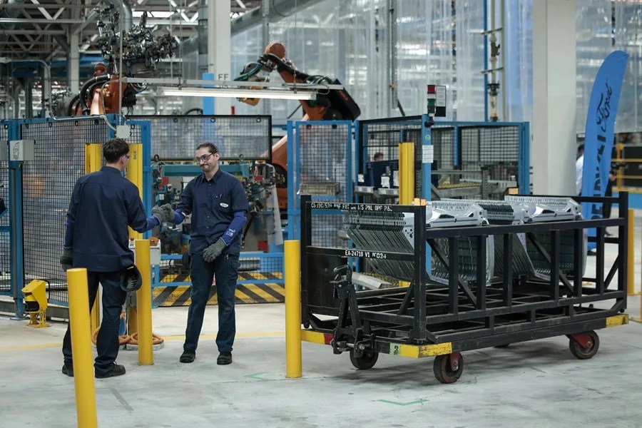 Dos operarios trabajan en la factoría de Ford en Almussafes (Valencia) este jueves.