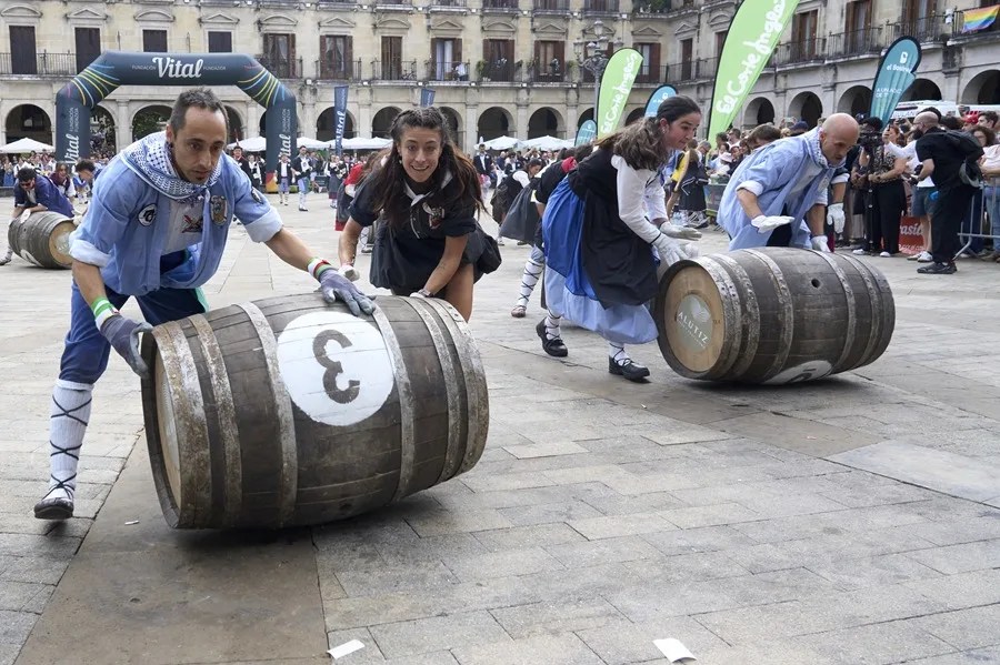 Vista de la Carrera de Barricas con motivo del 'Día del Blusa y la Neska', antesala de las fiestas de La Blanca, en Vitoria. EFE / L. Rico