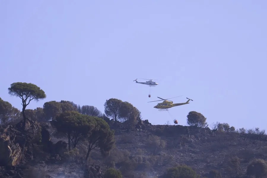 El Infoca trabaja en el incendio forestal de Cerro Muriano (Córdoba).