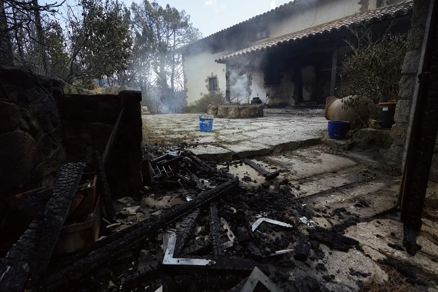 Casa quemada en los alrededores de el embalse de El Burguillo por el incendio que se originó en Burgohondo (Ávila).