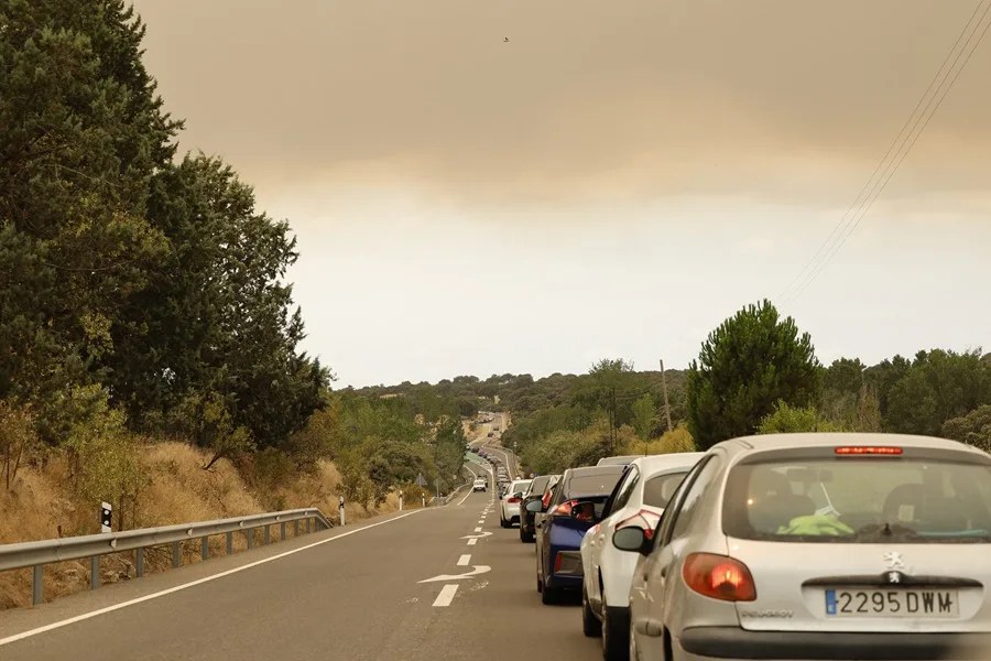 Miles de personas proceden a la evacuación de los municipios afectados en dirección Toledo y Escalona.