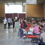 Vecinos desalojados de los pueblos del Valle del Tiétar afectados por los incendios, alojados en el recinto ferial de Talavera de la Reina.