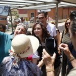 La presidenta de la Comunidad de Madrid, Isabel Díaz Ayuso posa con algunos seguidores tras visitar junto a los reyes a las personas de las localidades afectadas por los incendios de la sierra oeste de la Comunidad de Madrid.