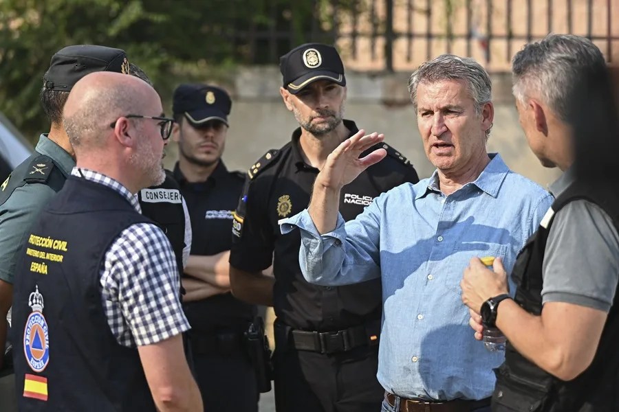 El presidente del Partido Popular Alberto Nuñez Feijóo, conversa con el delegado del Gobierno en Madrid, Francisco Martín.