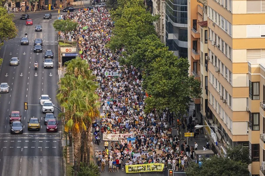 Decenas de miles de personas se han manifestado en Palma.