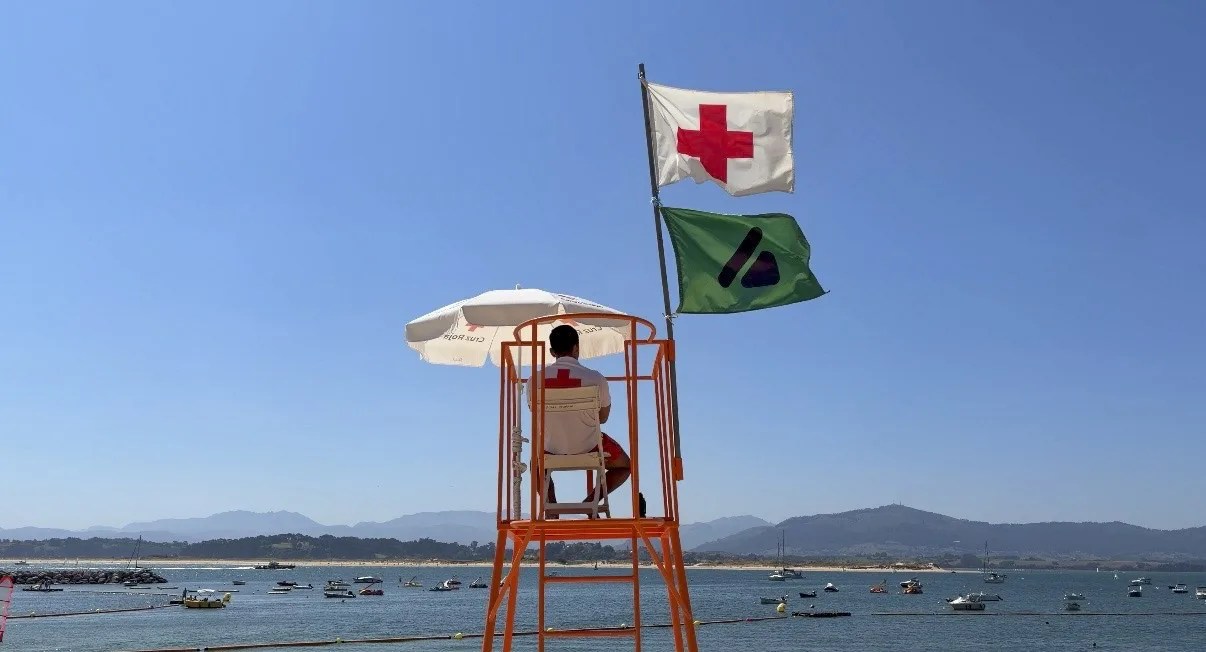 Vista del puesto de socorrismo de la playa de Los Peligros de Santander..- EFE/ Adriana Agüero/Álvaro Higuera