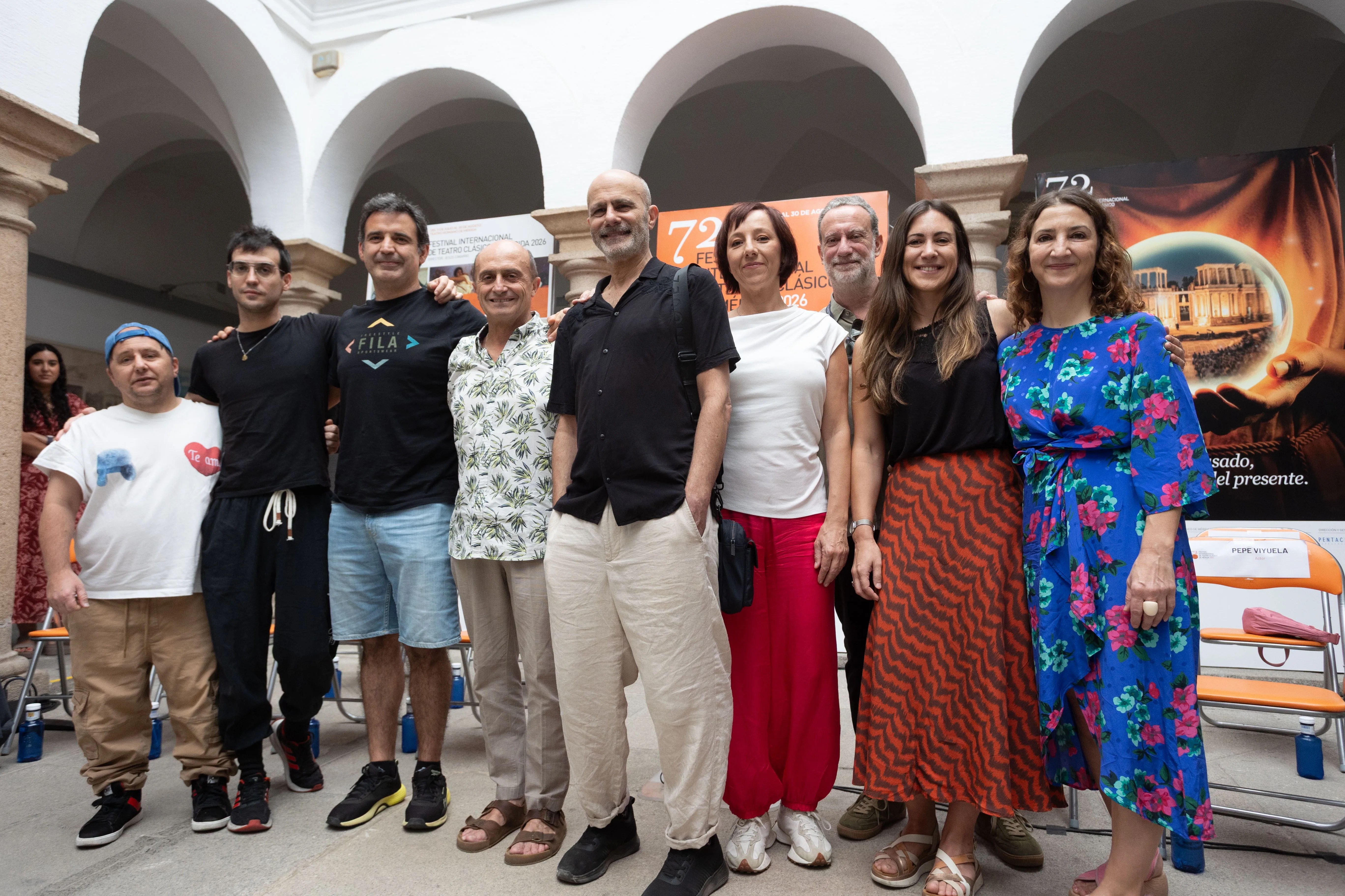 MÉRIDA, 13/07/2026.- Los actores Tomas Pozzi (i), Samuel Viyuela (2i), Miguel Uribe (3i), Pepe Viyuela (3i), Hernán Gené (c), Esther Aceedo (4d), Beatriz Melgares (2d), entre otros, posan durante la presentación en rueda de prensa de la obra Timón de Atenas en el marco del Festival Internacional de Teatro Clásico de Mérida, este lunes EFE/ Jero Morales