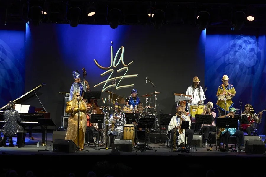 Integrantes del grupo estadounidense de jazz afrofuturista, Sun Ra Arkestra, durante su actuación en el Festival de Jazz de Vitoria. EFE/Adrián Ruiz-Hierro.