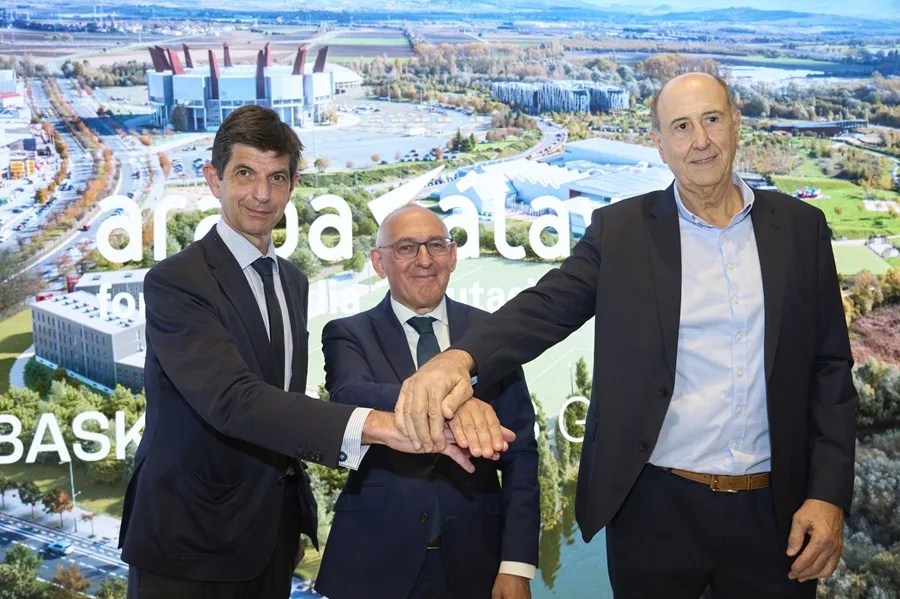 l presidente del Grupo Alaves-Baskonia, Joxean Querejeta (d); el diputado general de Álava, Ramiro González (c); y el presidente del Deportivo Alavés, Alfonso Fernández de Trocóniz (i), posan tras anunciar la intención del grupo empresarial en adquirir los terrenos y el pabellón del Buesa Arena a la Diputación Alavesa. EFE/ADRIAN RUIZ HIERRO