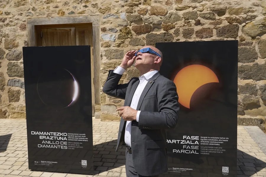 El consejero de Ciencia, Juan Ignacio Pérez Iglesias, durante la presentación de la exposición itinerante 'El día de los dos atardeceres', organizada con motivo del eclipse total de sol. EFE/ Adrián Ruiz Hierro