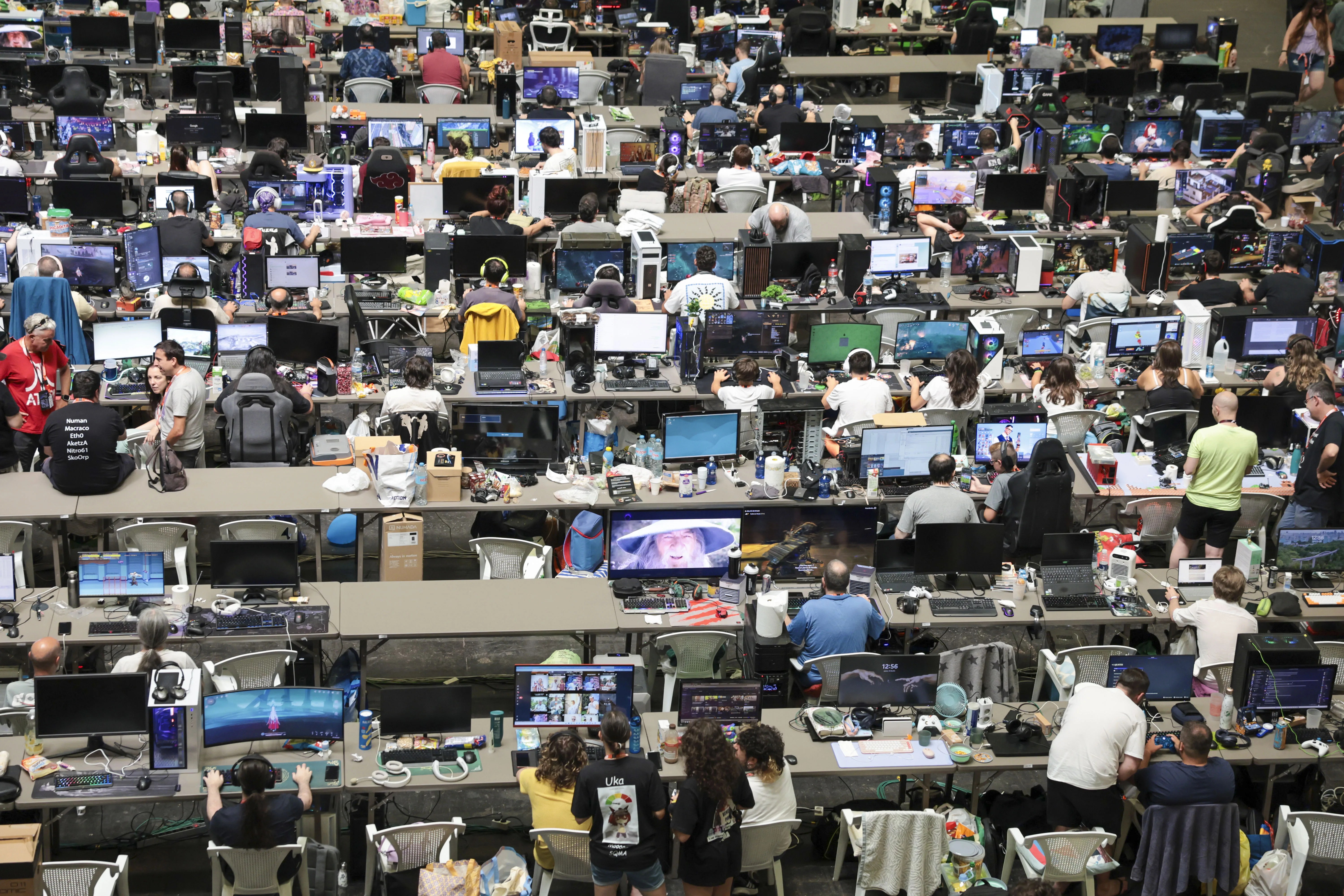 El BEC de Barakaldo acoge la XXXIV edición de la Euskal Encounter, que reúne a más de 4.000 ordenadores y alrededor de 5.000 participantes. EFE/Luis Tejido