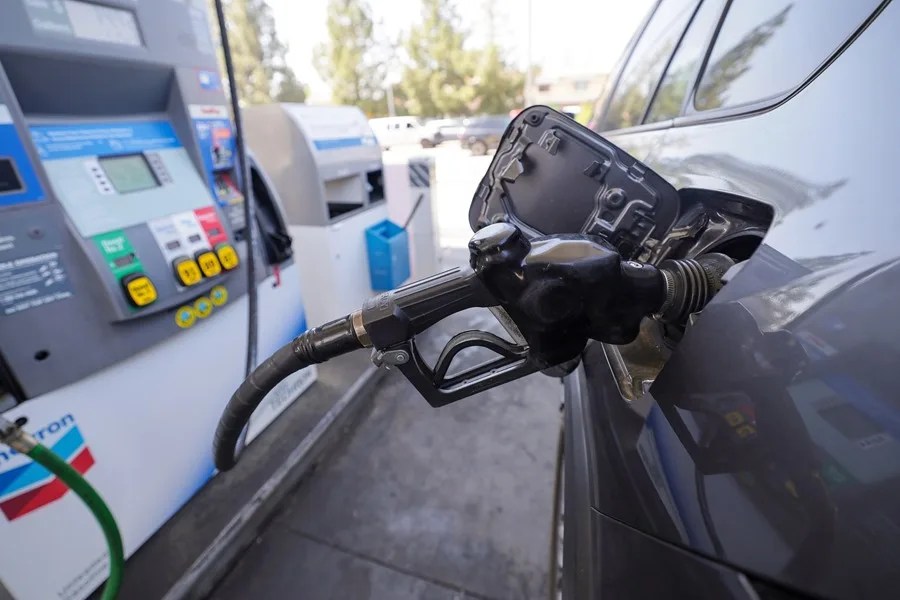 Trump exige precios más bajos cuando la gasolina cae por la reducción de las tensiones con Irán