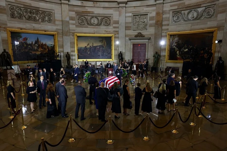 El senador de EE.UU. Lindsey Graham es homenajeado en el Capitolio antes de su funeral