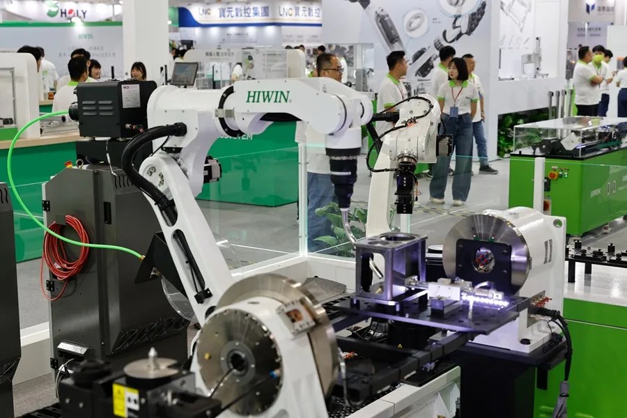 Personas observan diversos brazos robóticos expuestos durante la Feria de Automatización Inteligente y Robótica de Taiwán en Taipéi,