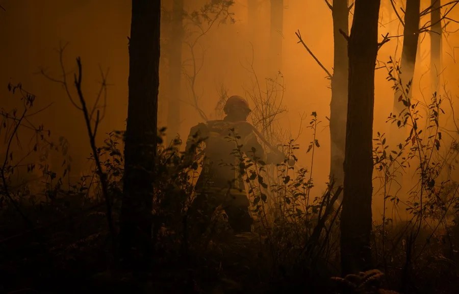 Francia confía en mantener estabilizado megaincendio de Gironda