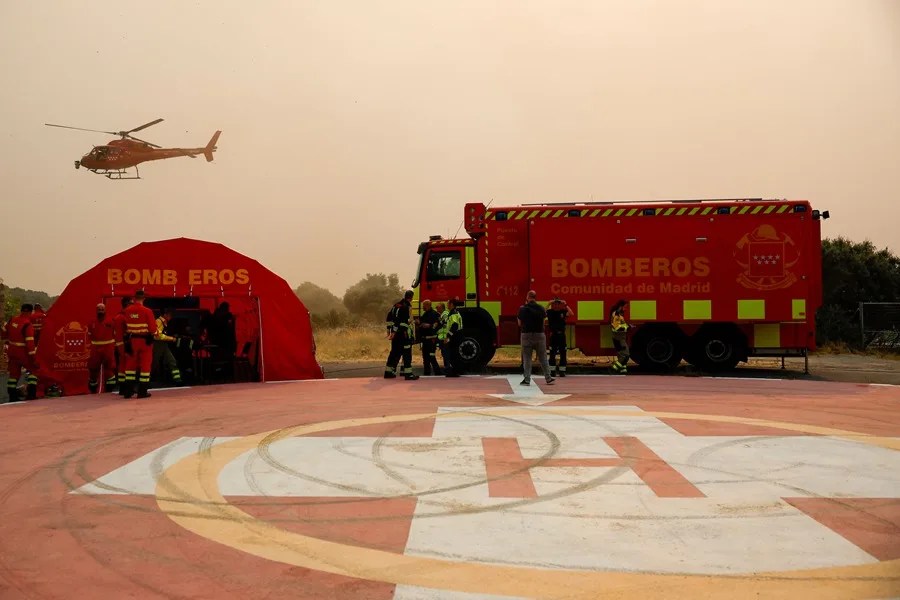 Efectivos de Bomberos en el Puesto de Mando Avanzado (PMA) ubicado en la localidad madrileña de Cenicientos, este sábado