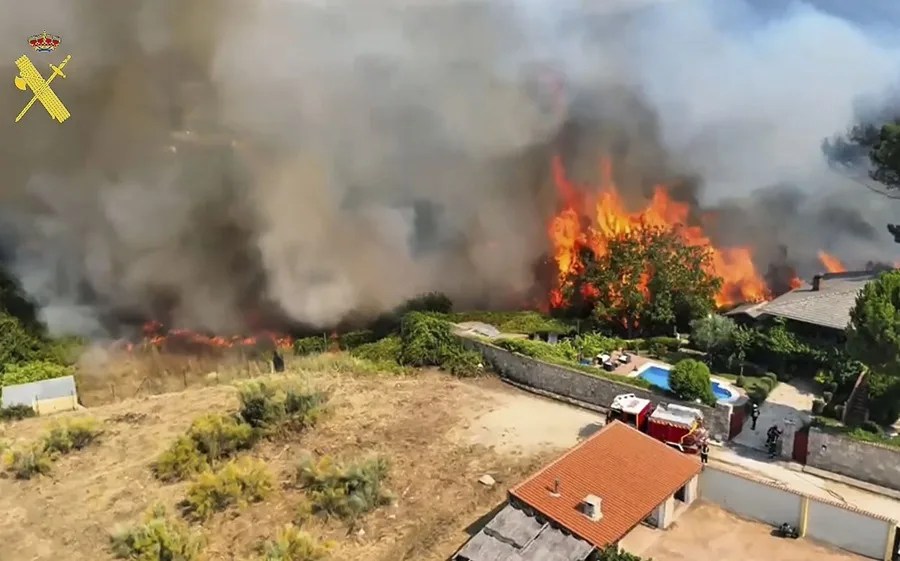 Captura de un video facilitado por la Guardia Civil, de la evolución del incendio en el suroeste de la Comunidad de Madrid