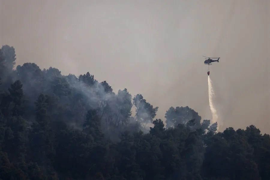Incendio forestal en el termino municipal de Sentmenat (Barcelona).