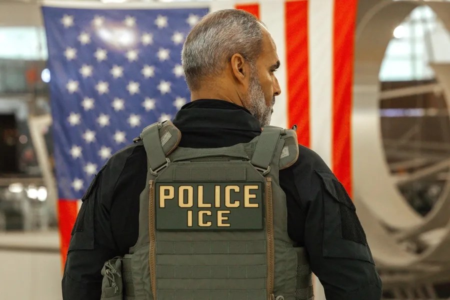 Los agentes migratorios buscaron en Google negocios cercanos para hacer redadas en EE.UU., según una demanda