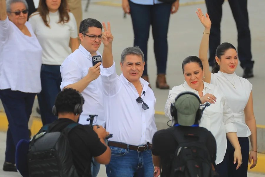 El expresidente Juan Orlando Hernández vuelve a Honduras para enfrentar la Justicia tras el indulto en EE.UU.