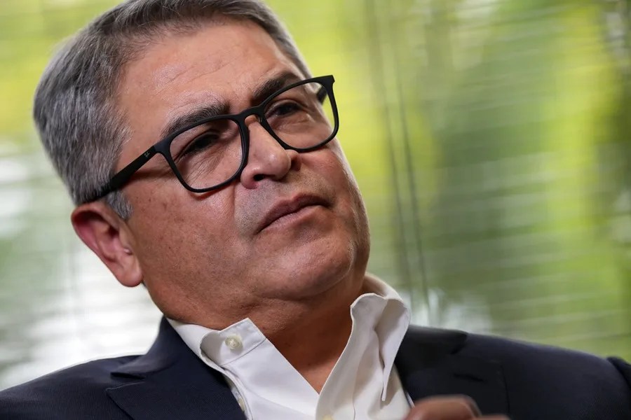 El expresidente Juan Orlando Hernández regresa a Honduras para enfrentar la justicia y ponerla a prueba